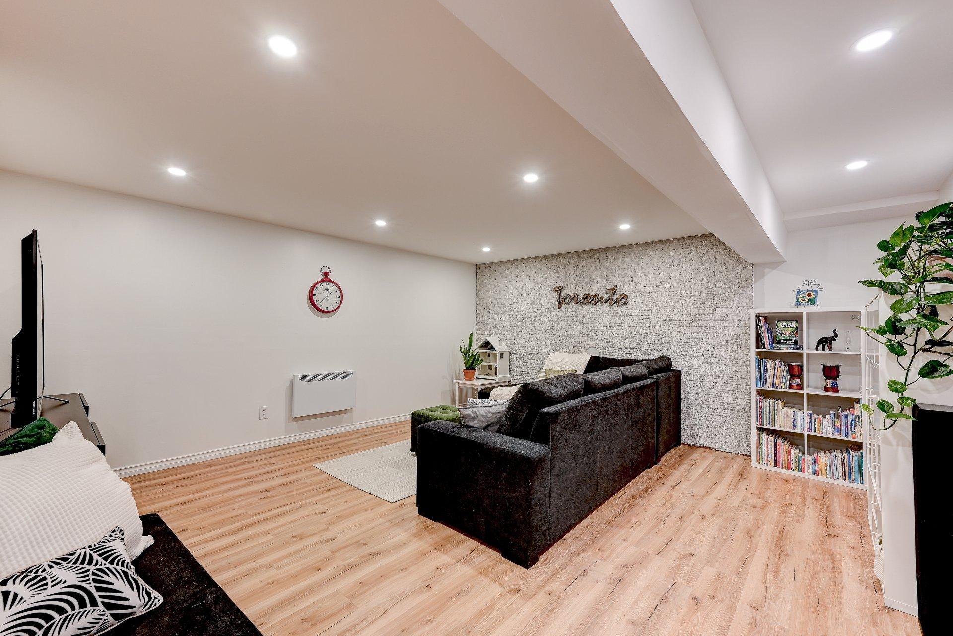 









1185


Rue Théberge

,
Brossard,




QC
J4W2N2

