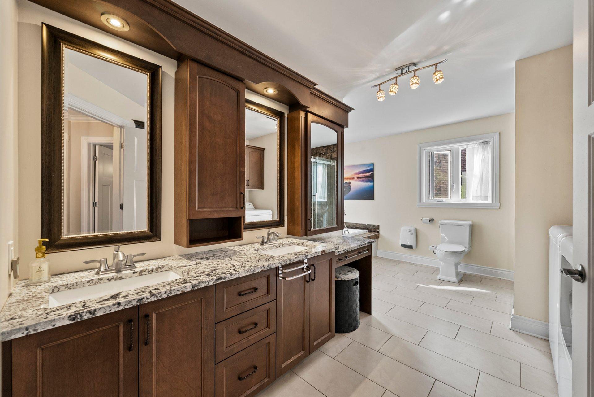 









182


Rue de Saguenay

,
Bromont,




QC
J2L2H8

