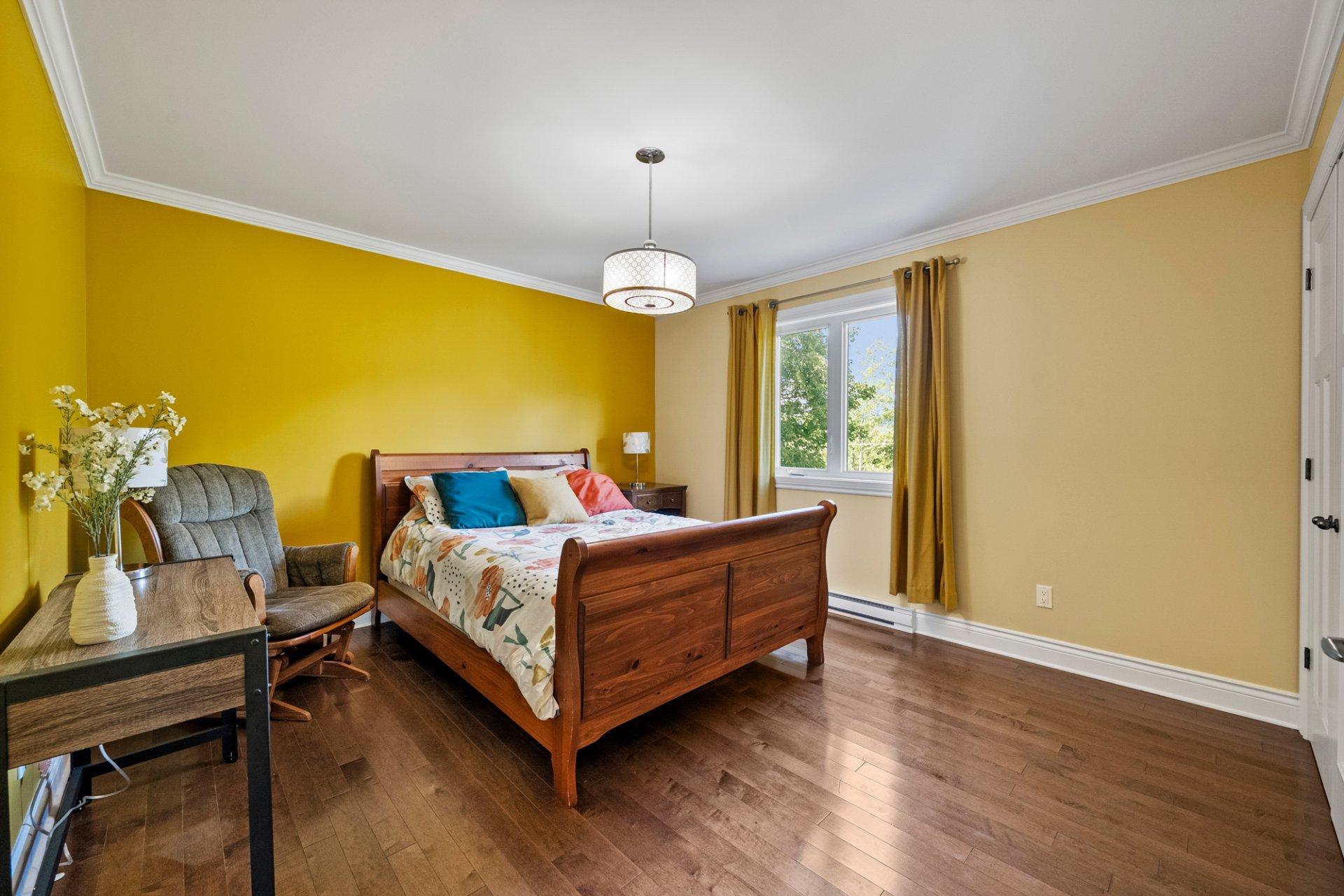 









182


Rue de Saguenay

,
Bromont,




QC
J2L2H8

