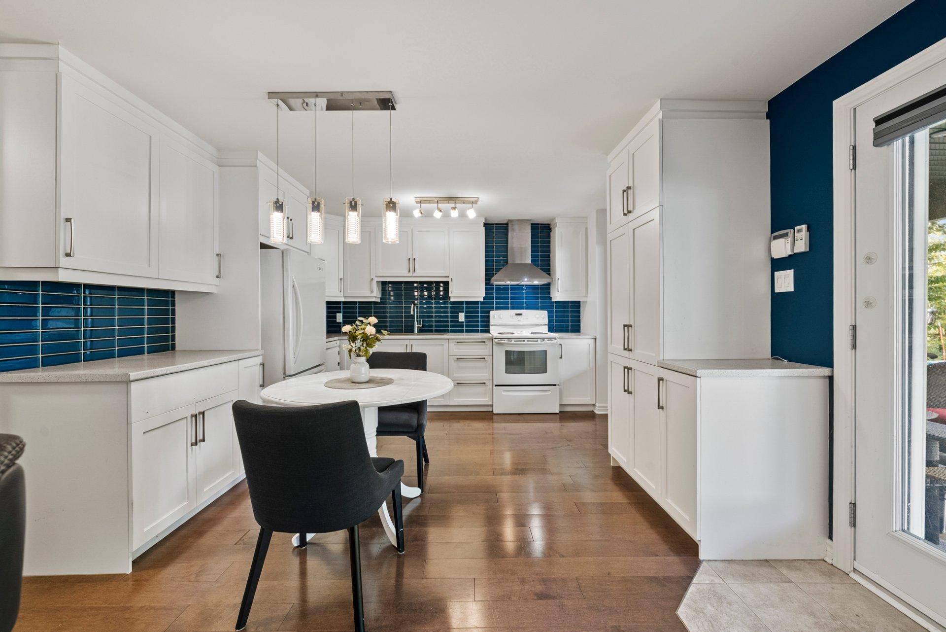 









182


Rue de Saguenay

,
Bromont,




QC
J2L2H8

