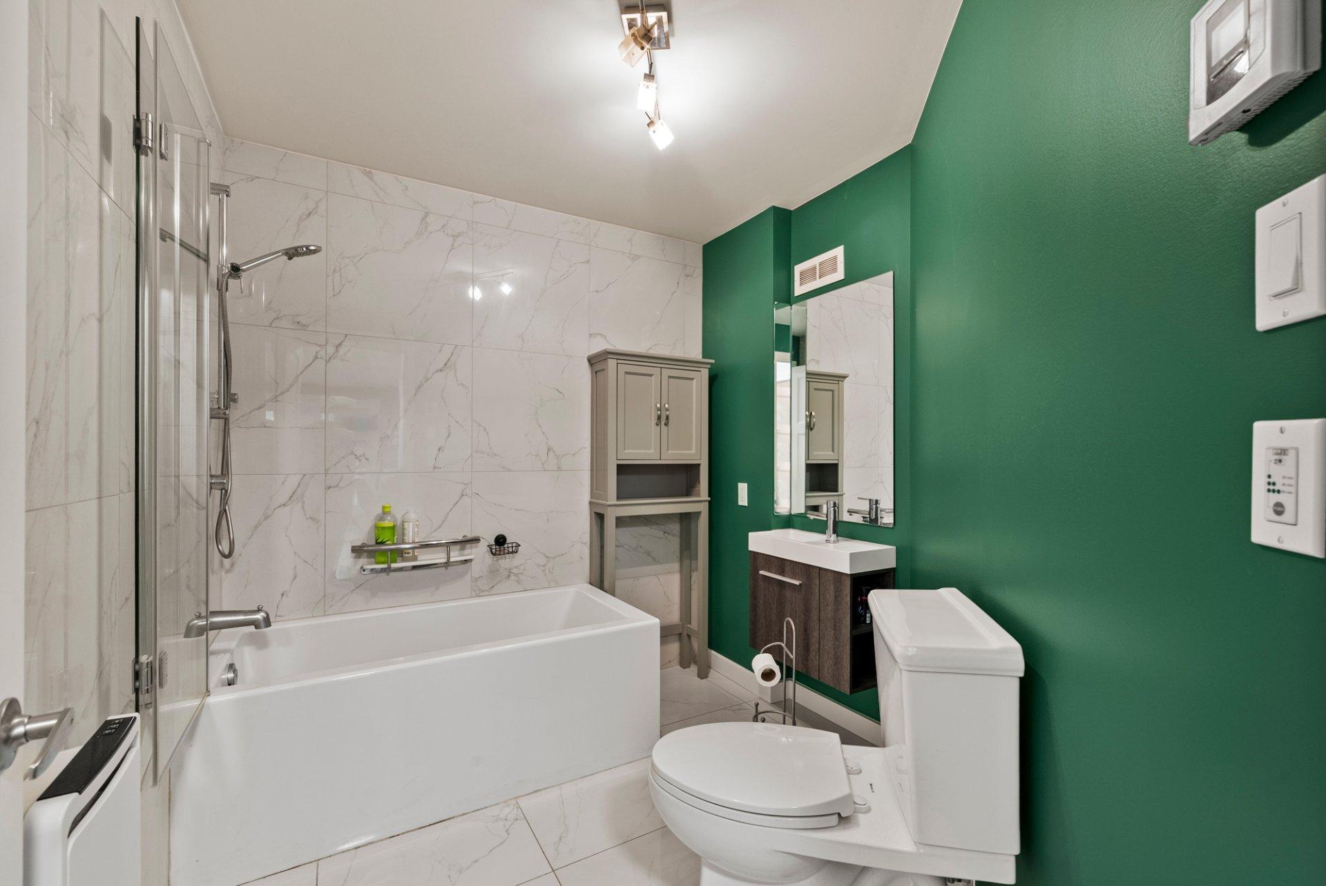 









182


Rue de Saguenay

,
Bromont,




QC
J2L2H8

