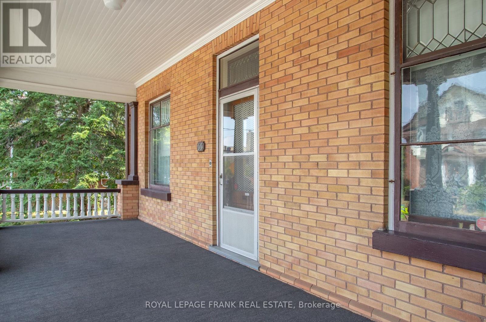 












33 FAIRBANKS STREET

,
Oshawa (Central),




Ontario
L1H2L7

