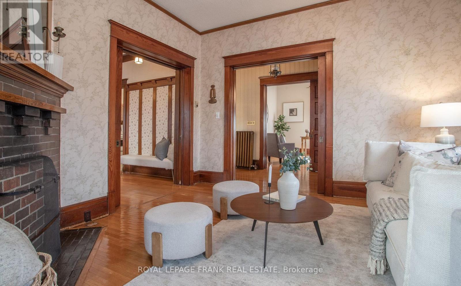 












33 FAIRBANKS STREET

,
Oshawa (Central),




Ontario
L1H2L7


