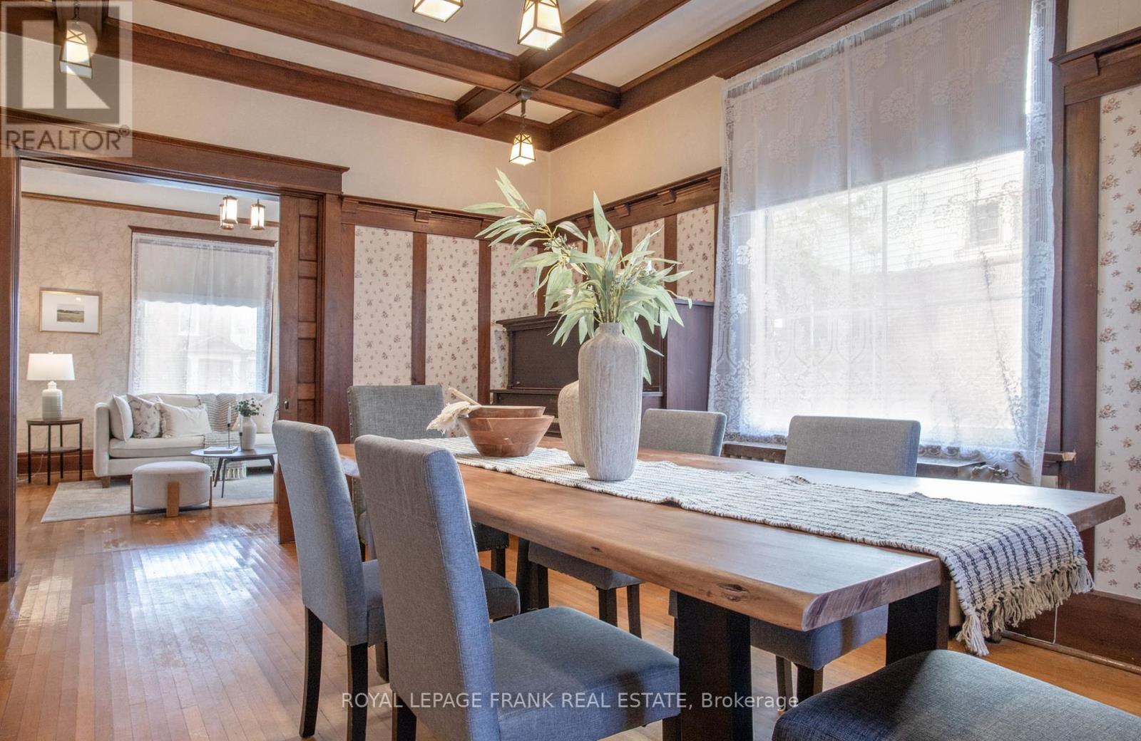 












33 FAIRBANKS STREET

,
Oshawa (Central),




Ontario
L1H2L7

