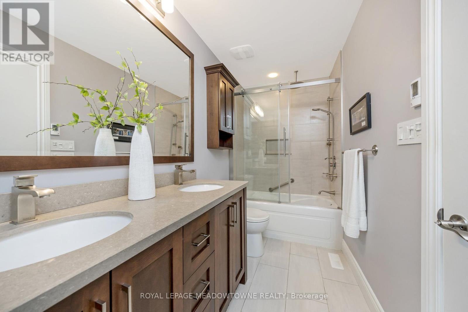 












561 HAWTHORNE CRESCENT

,
Milton,




Ontario
L9T4P8

