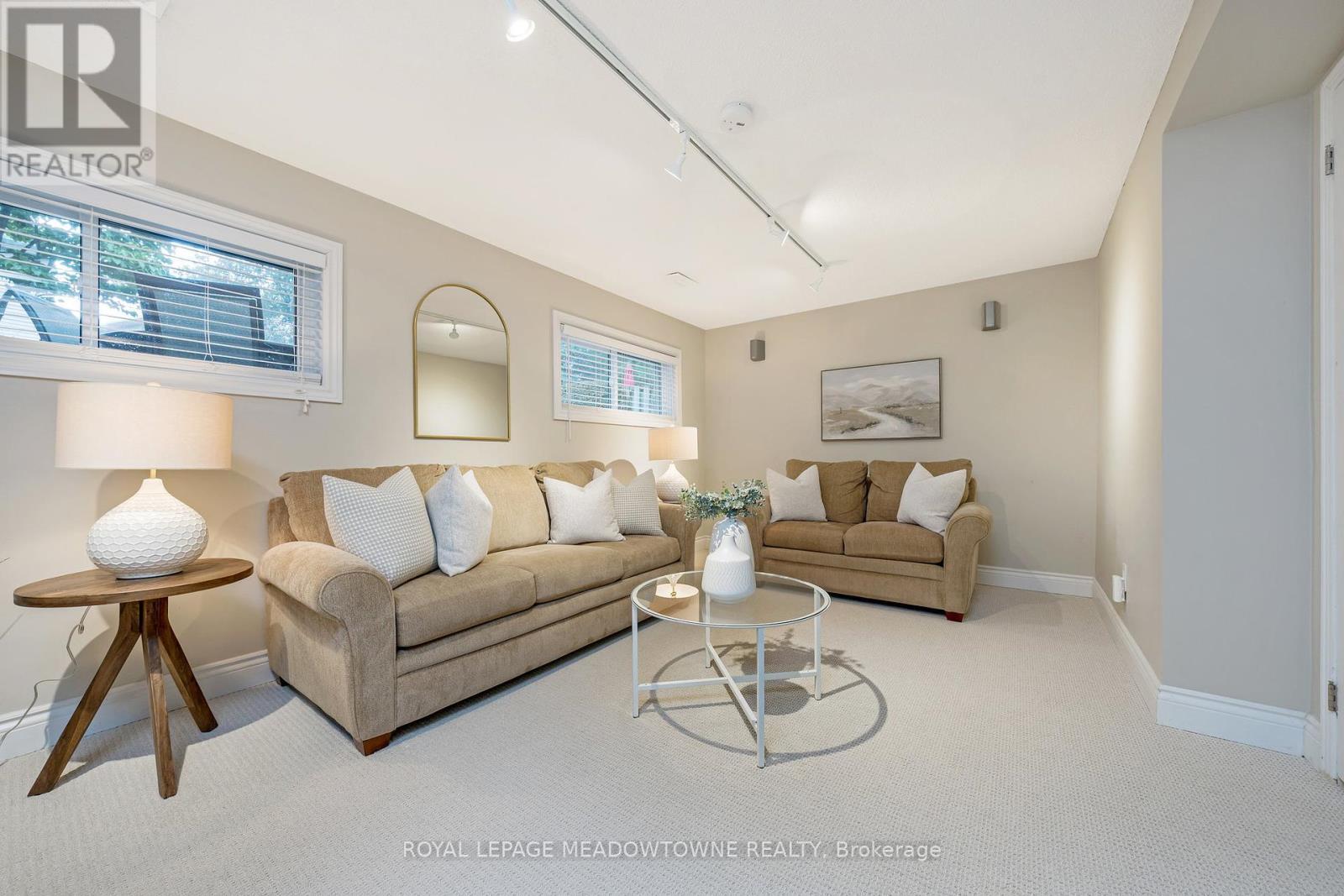 












561 HAWTHORNE CRESCENT

,
Milton,




Ontario
L9T4P8

