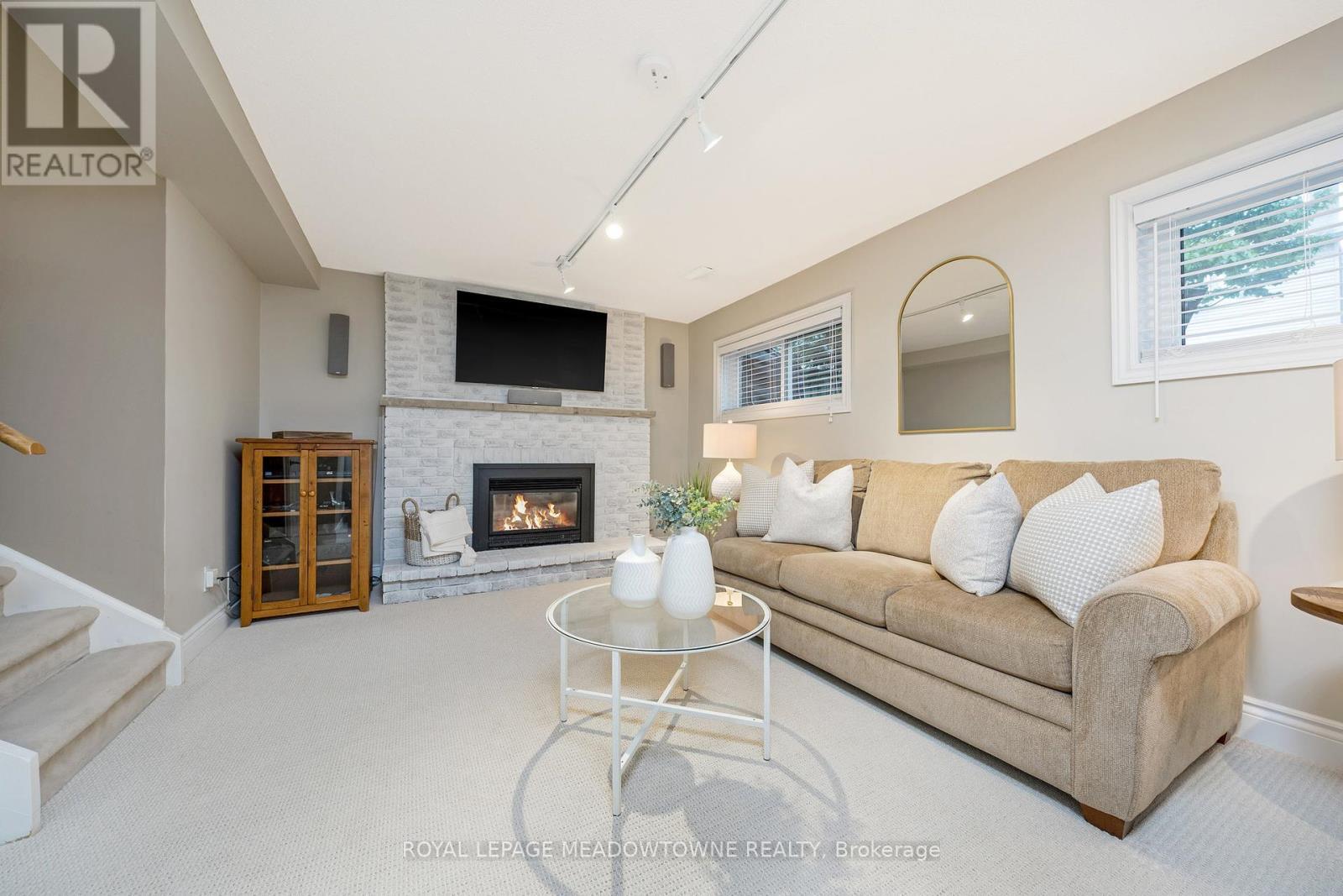 












561 HAWTHORNE CRESCENT

,
Milton,




Ontario
L9T4P8

