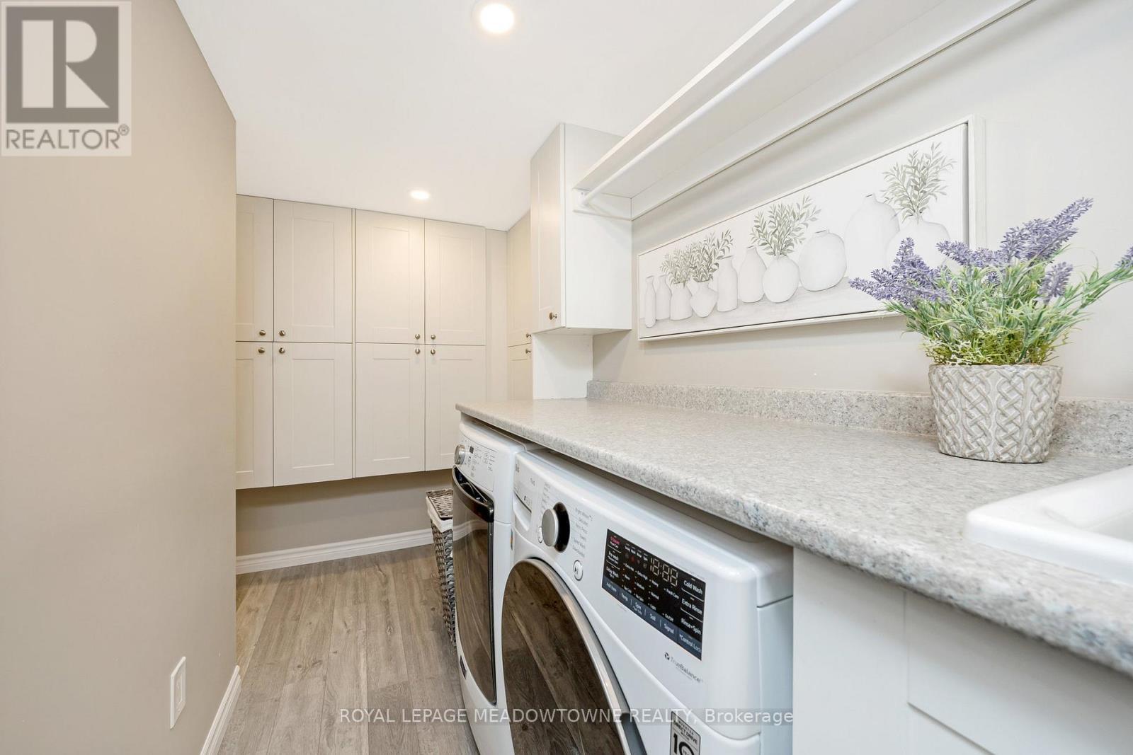 












561 HAWTHORNE CRESCENT

,
Milton,




Ontario
L9T4P8

