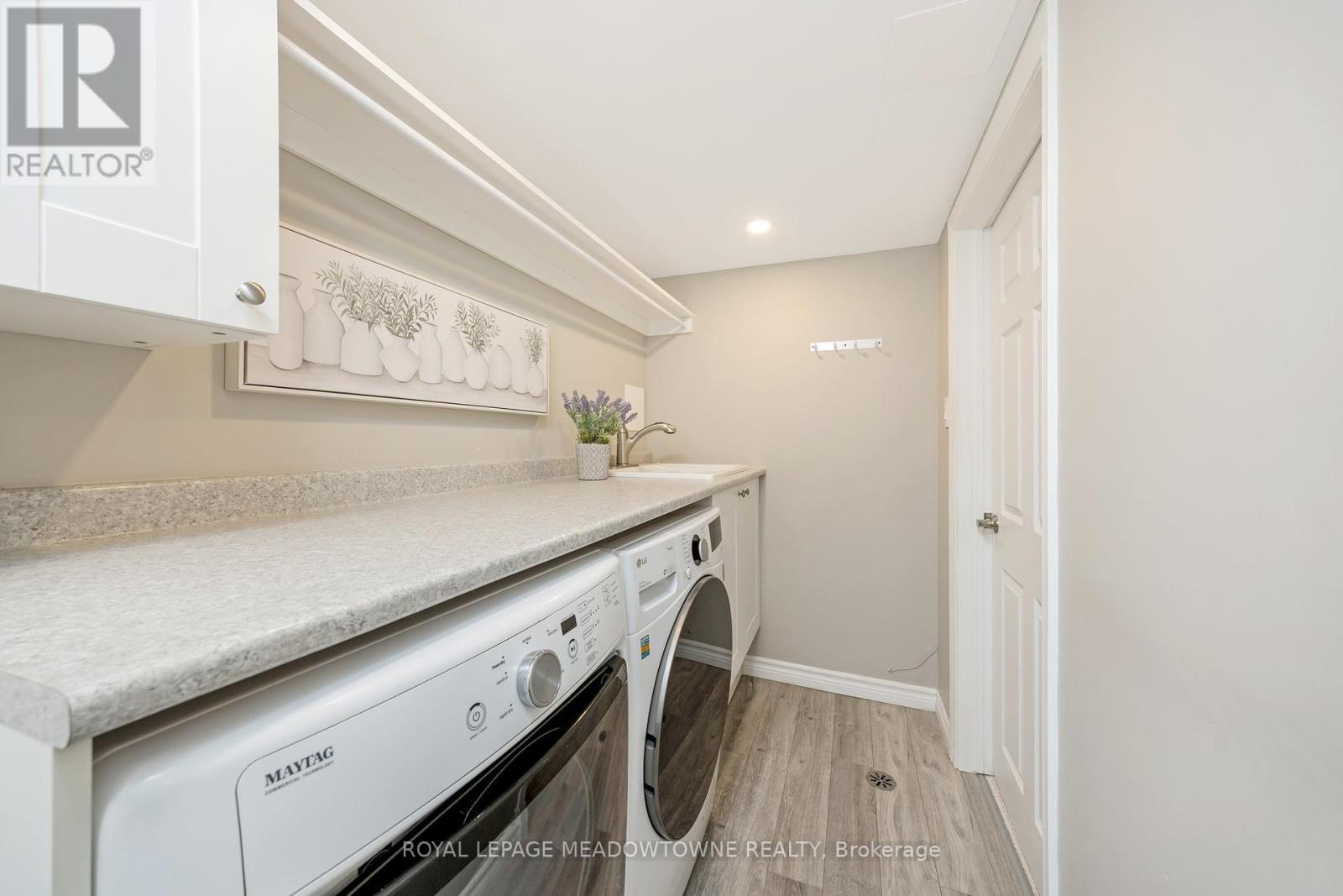 












561 HAWTHORNE CRESCENT

,
Milton,




Ontario
L9T4P8

