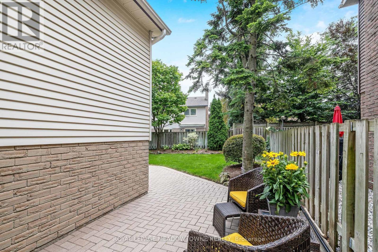 












561 HAWTHORNE CRESCENT

,
Milton,




Ontario
L9T4P8


