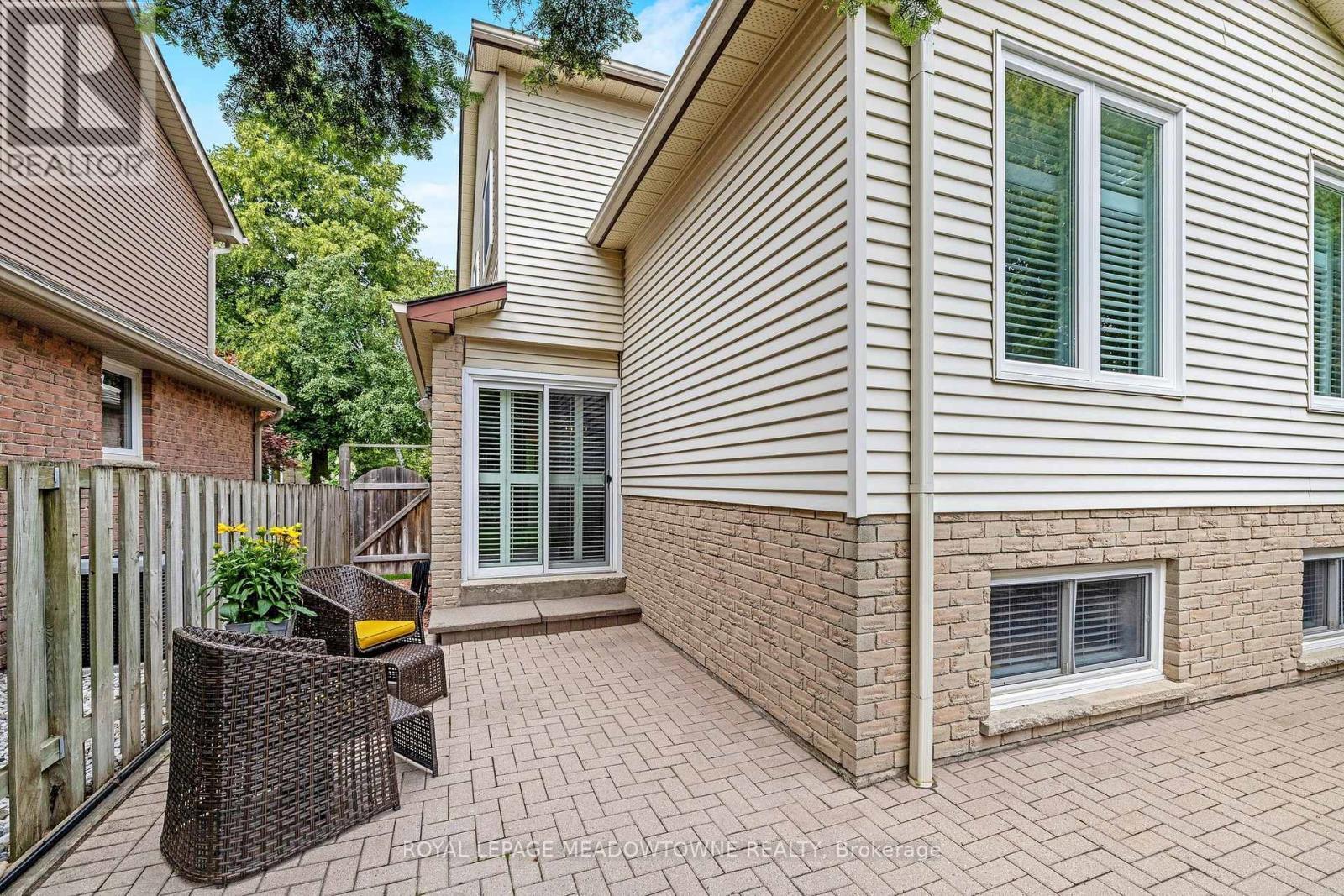 












561 HAWTHORNE CRESCENT

,
Milton,




Ontario
L9T4P8

