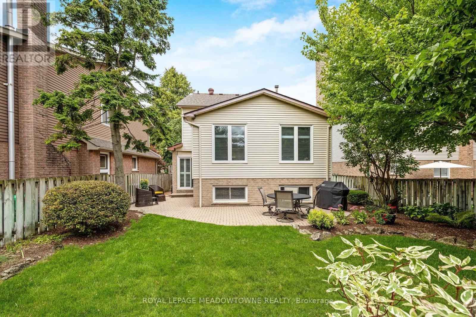 












561 HAWTHORNE CRESCENT

,
Milton,




Ontario
L9T4P8

