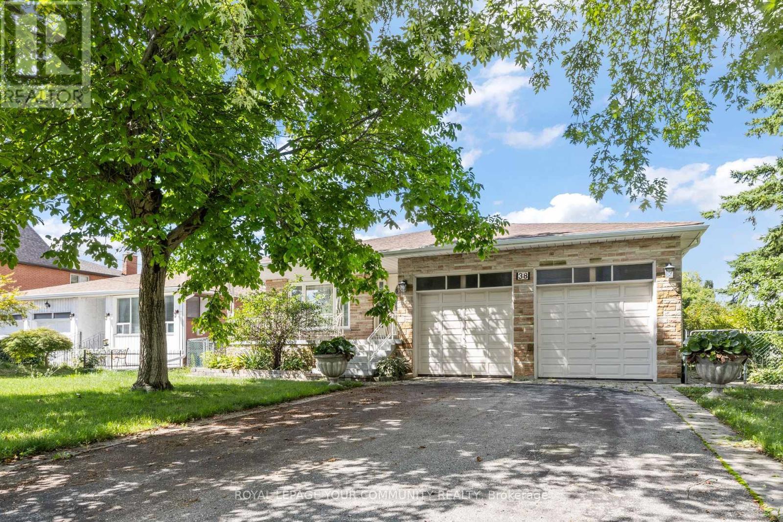 












38 SPRUCE AVENUE S

,
Richmond Hill,




Ontario
L4C6W1

