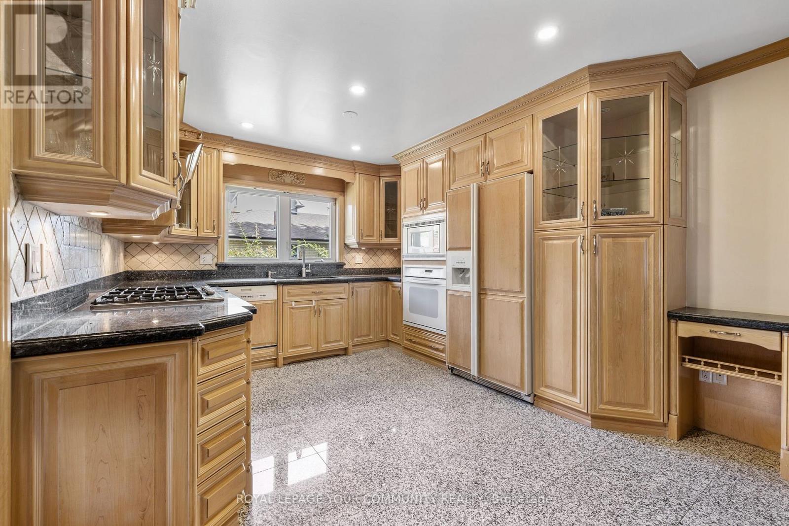 












38 SPRUCE AVENUE S

,
Richmond Hill,




Ontario
L4C6W1

