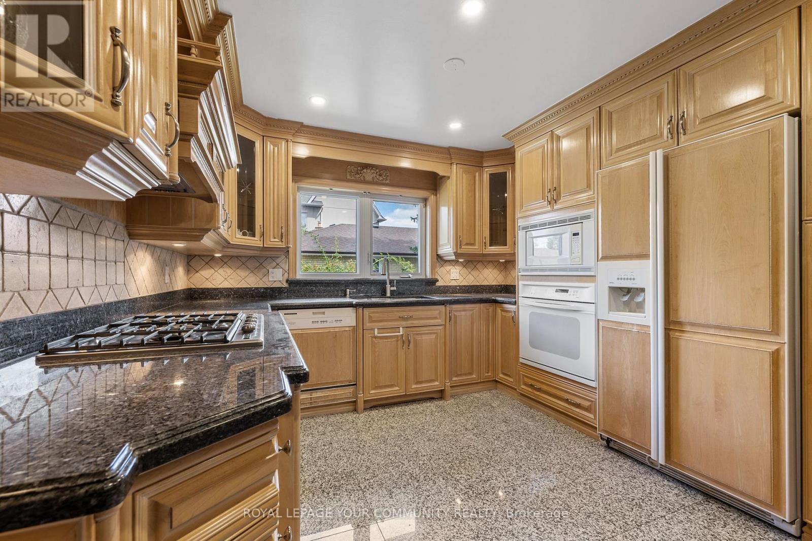 












38 SPRUCE AVENUE S

,
Richmond Hill,




Ontario
L4C6W1

