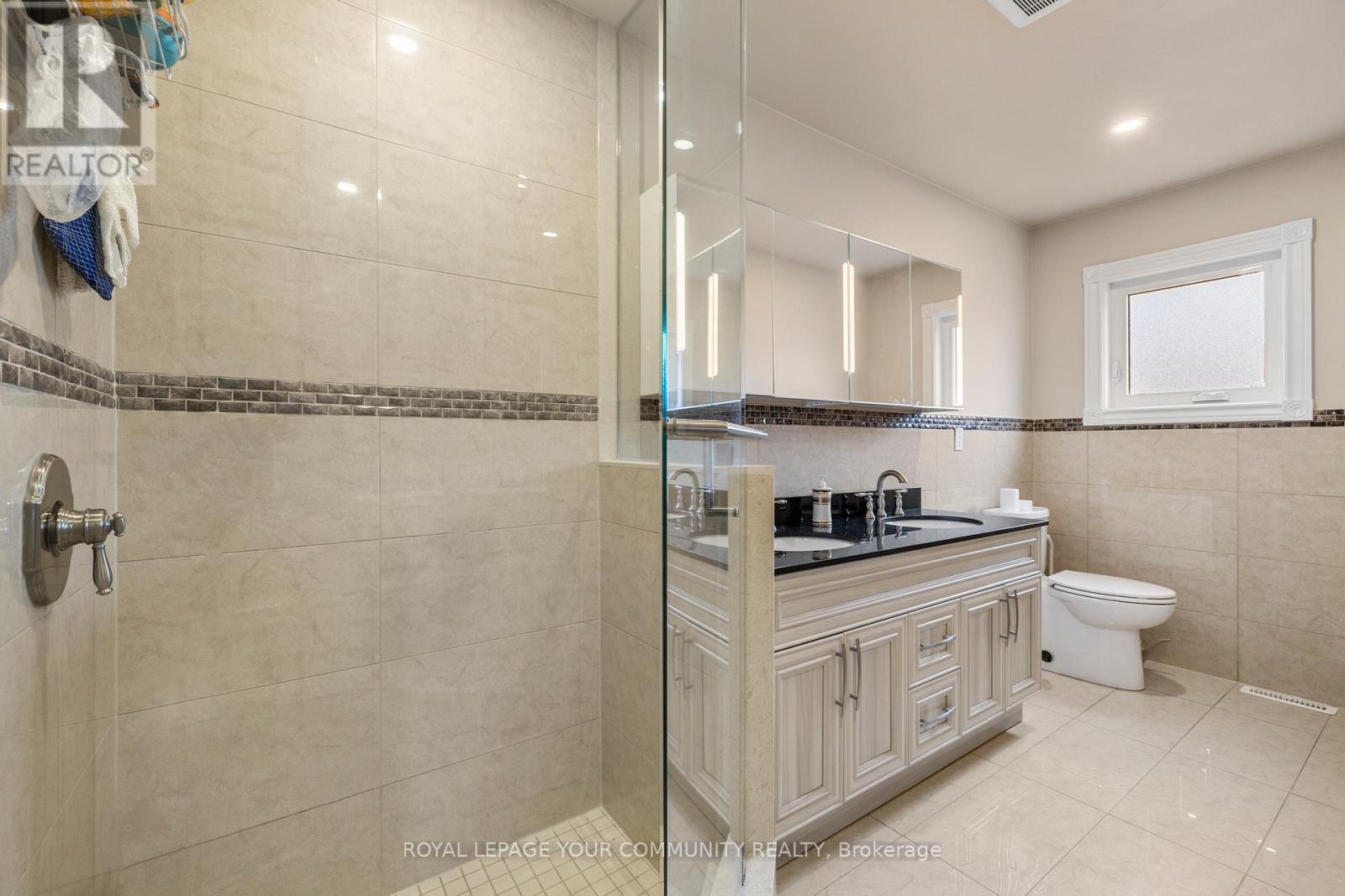 












38 SPRUCE AVENUE S

,
Richmond Hill,




Ontario
L4C6W1

