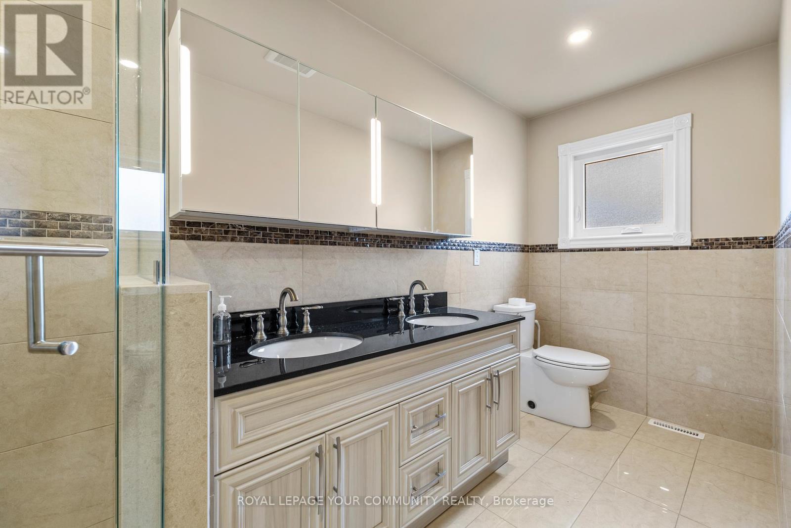 












38 SPRUCE AVENUE S

,
Richmond Hill,




Ontario
L4C6W1

