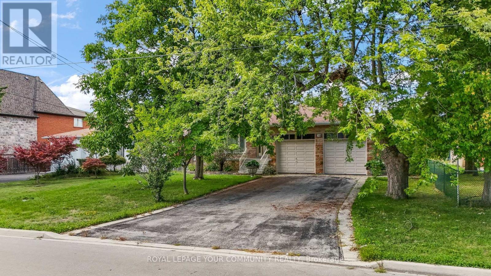 












38 SPRUCE AVENUE S

,
Richmond Hill,




Ontario
L4C6W1

