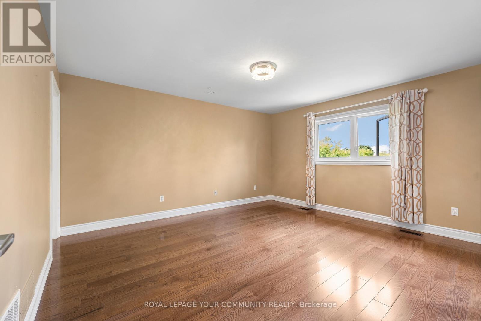 












38 SPRUCE AVENUE S

,
Richmond Hill,




Ontario
L4C6W1


