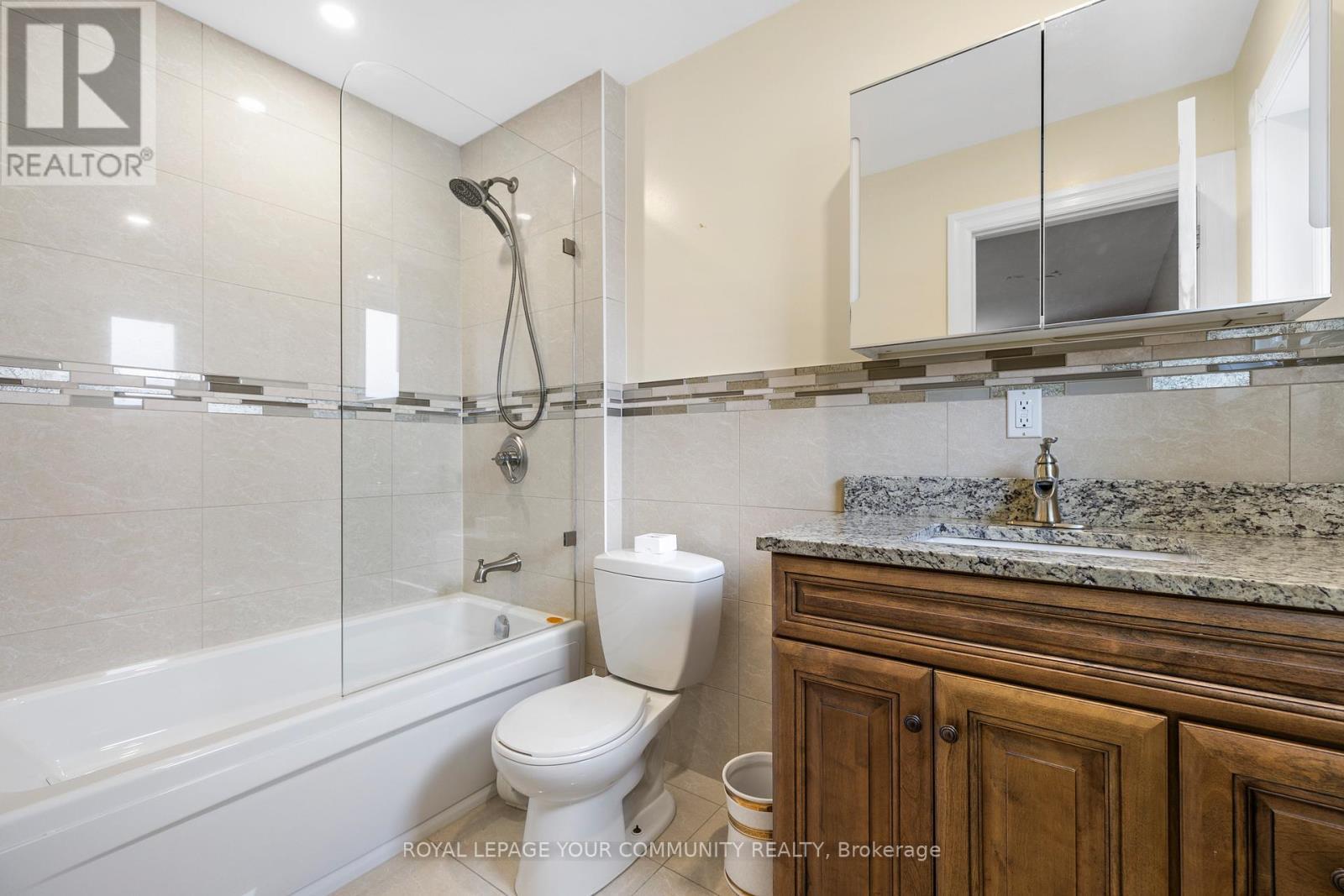












38 SPRUCE AVENUE S

,
Richmond Hill,




Ontario
L4C6W1

