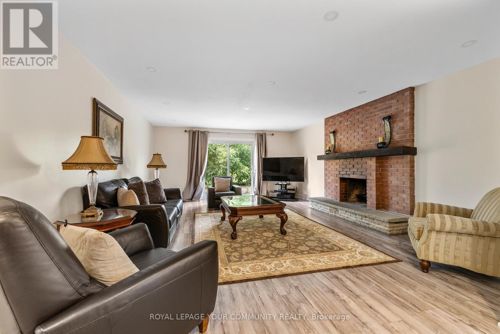 












38 SPRUCE AVENUE S

,
Richmond Hill,




Ontario
L4C6W1

