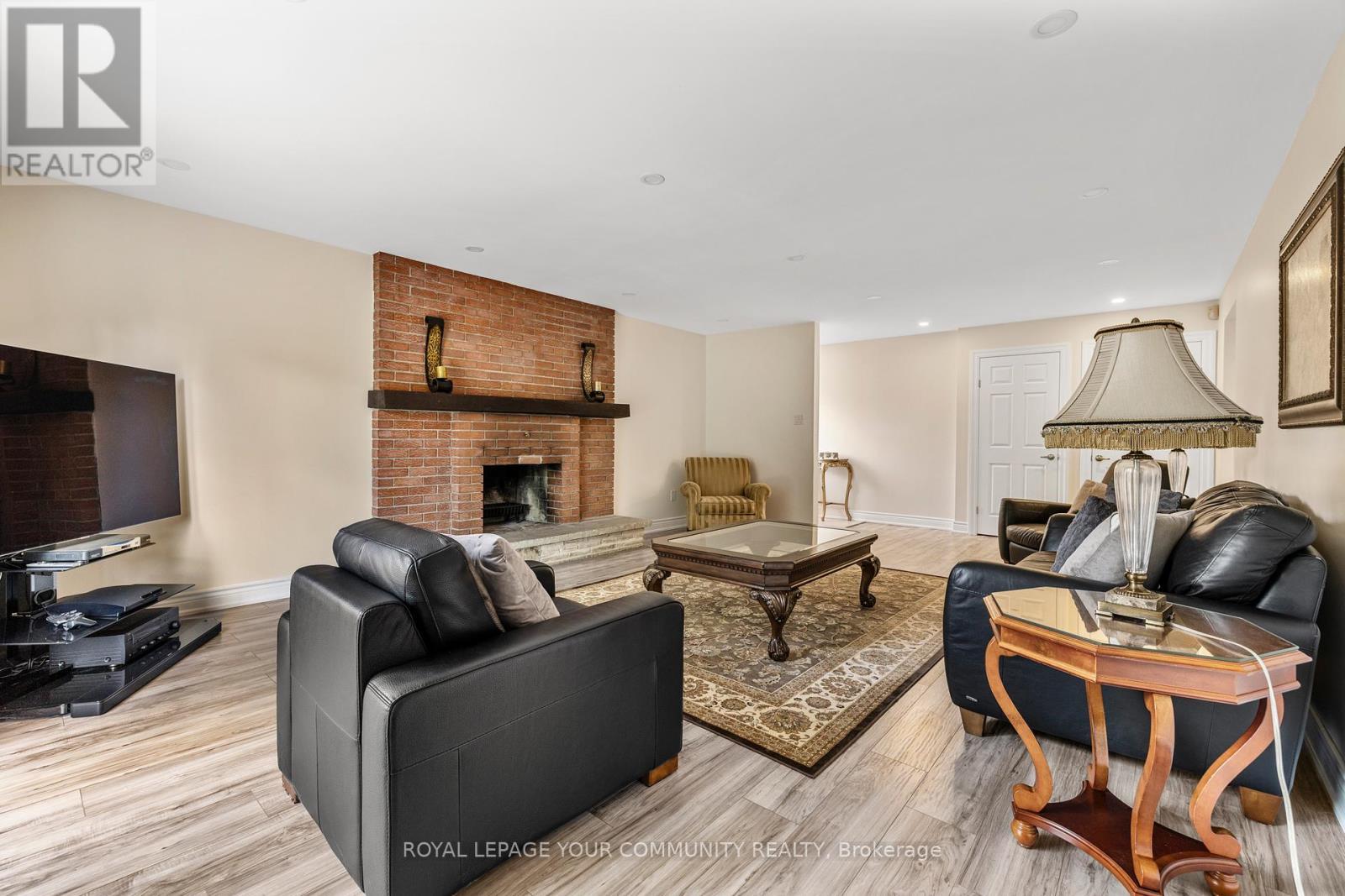 












38 SPRUCE AVENUE S

,
Richmond Hill,




Ontario
L4C6W1


