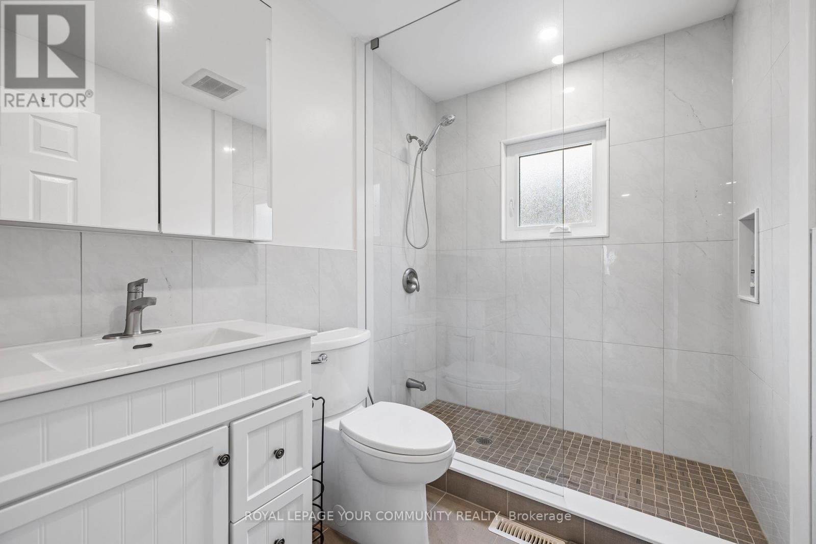 












38 SPRUCE AVENUE S

,
Richmond Hill,




Ontario
L4C6W1

