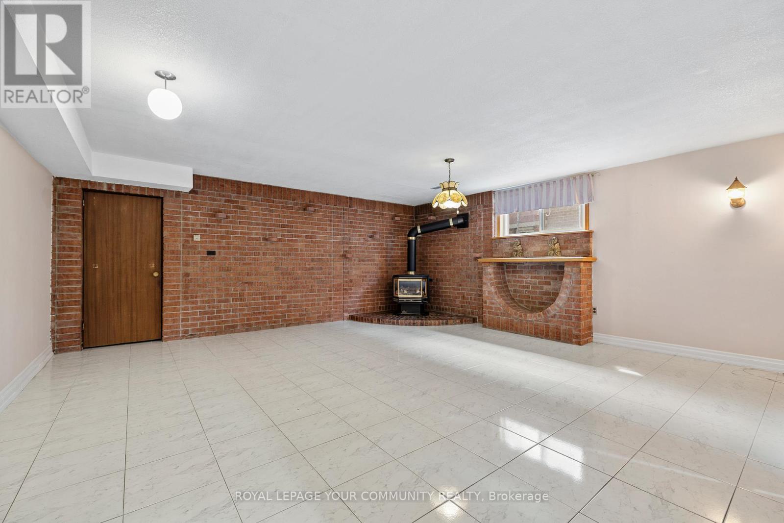 












38 SPRUCE AVENUE S

,
Richmond Hill,




Ontario
L4C6W1

