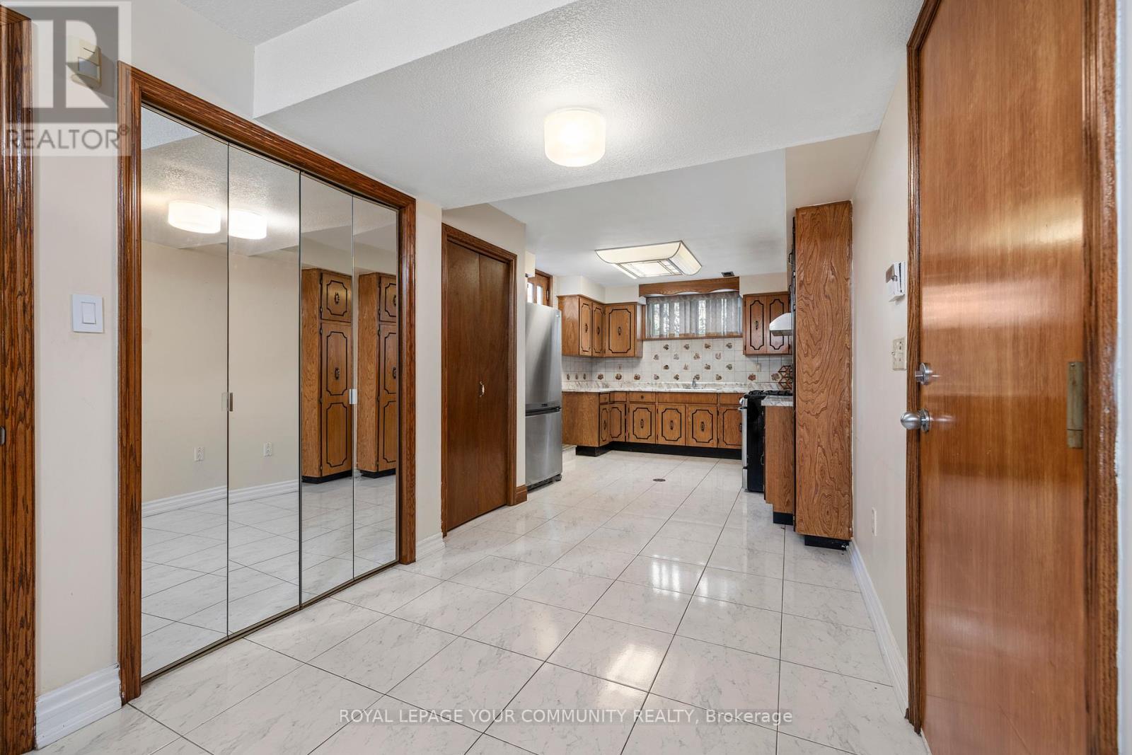 












38 SPRUCE AVENUE S

,
Richmond Hill,




Ontario
L4C6W1

