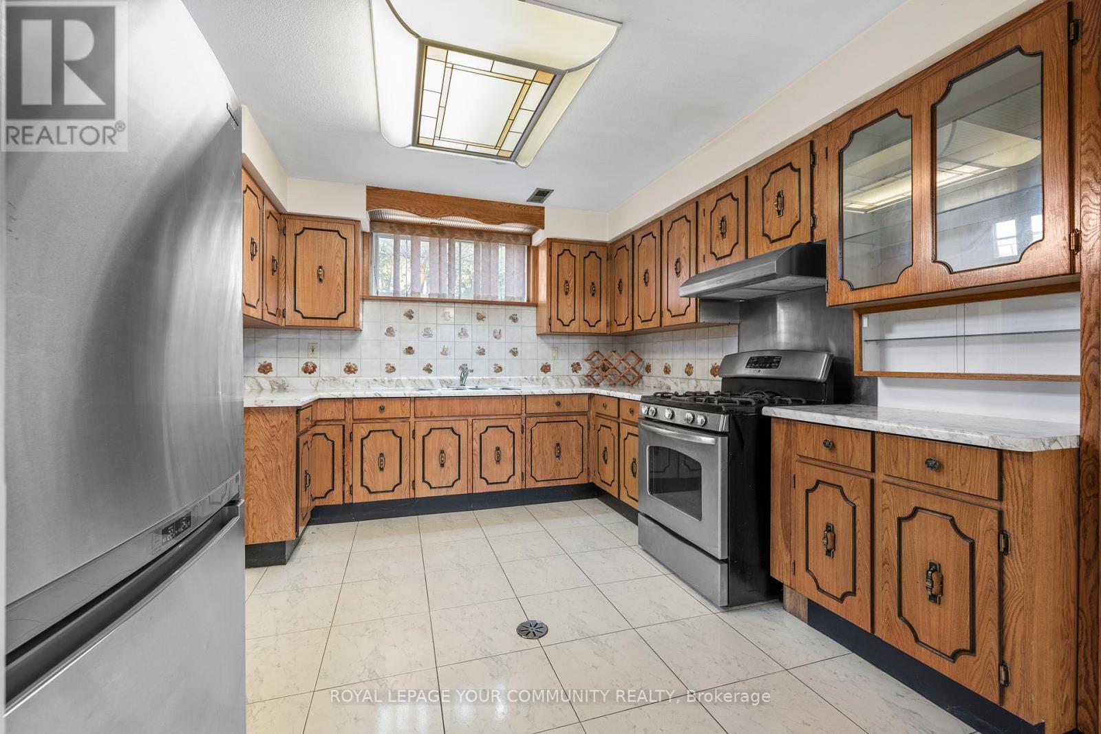 












38 SPRUCE AVENUE S

,
Richmond Hill,




Ontario
L4C6W1

