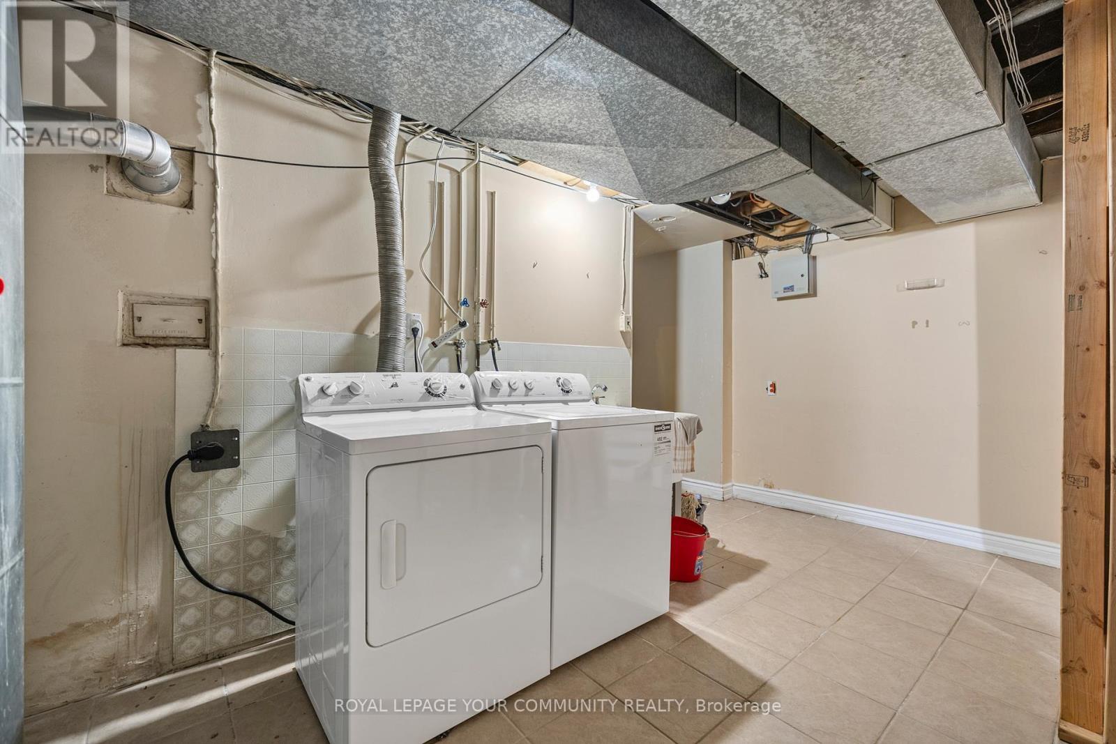 












38 SPRUCE AVENUE S

,
Richmond Hill,




Ontario
L4C6W1

