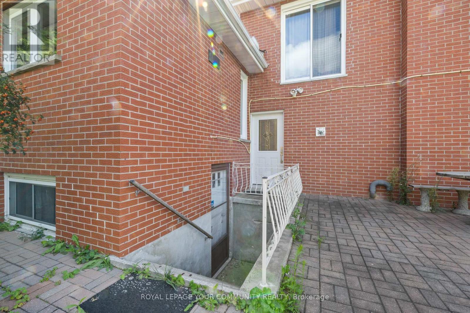 












38 SPRUCE AVENUE S

,
Richmond Hill,




Ontario
L4C6W1

