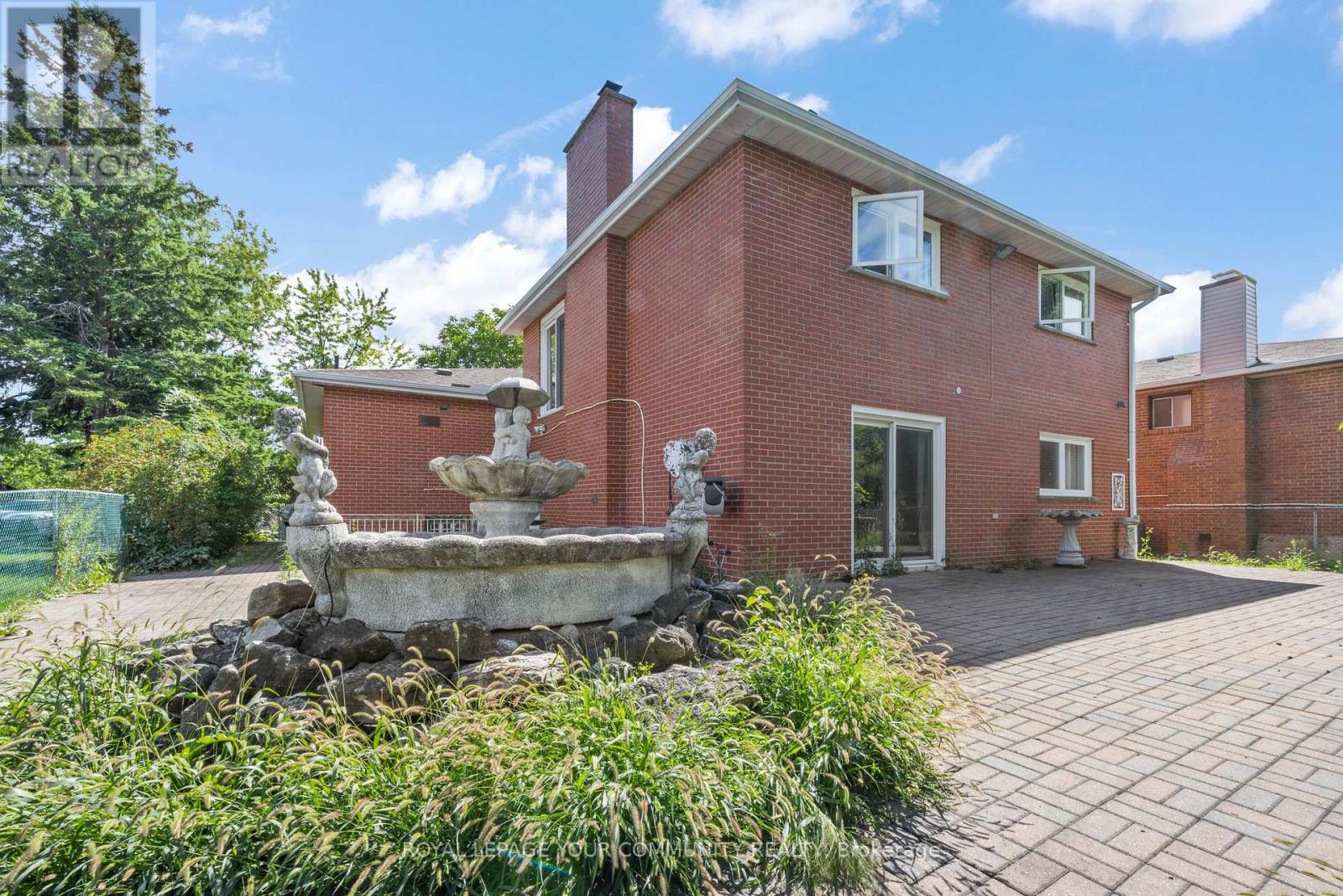 












38 SPRUCE AVENUE S

,
Richmond Hill,




Ontario
L4C6W1


