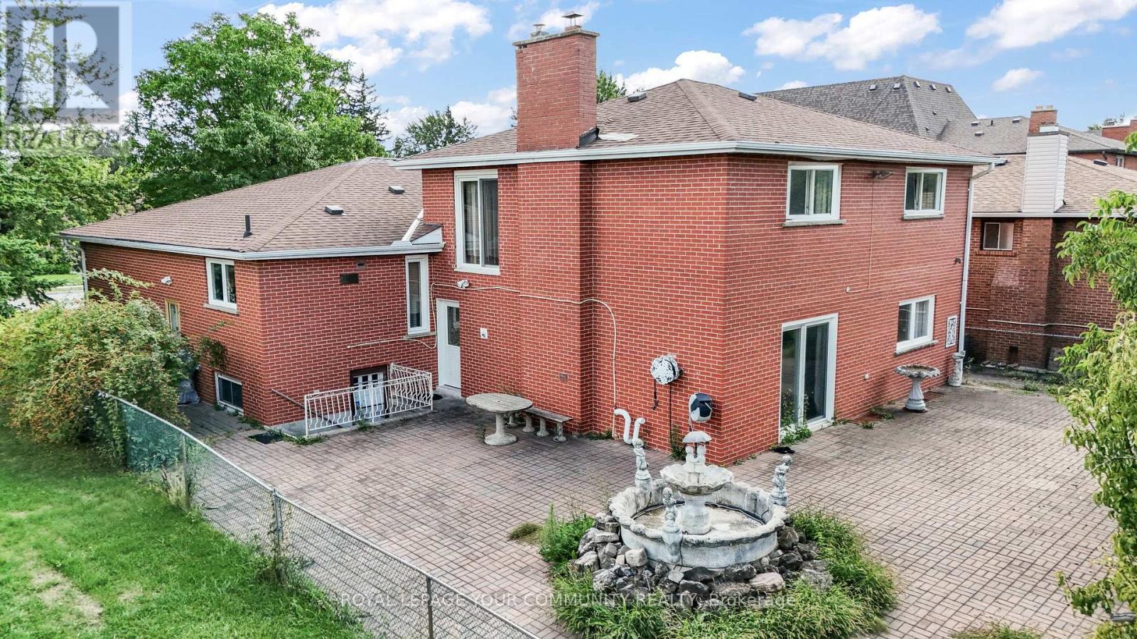 












38 SPRUCE AVENUE S

,
Richmond Hill,




Ontario
L4C6W1


