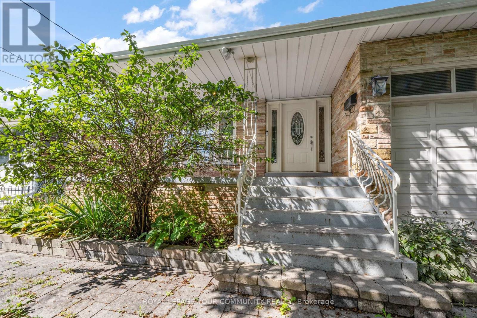 












38 SPRUCE AVENUE S

,
Richmond Hill,




Ontario
L4C6W1


