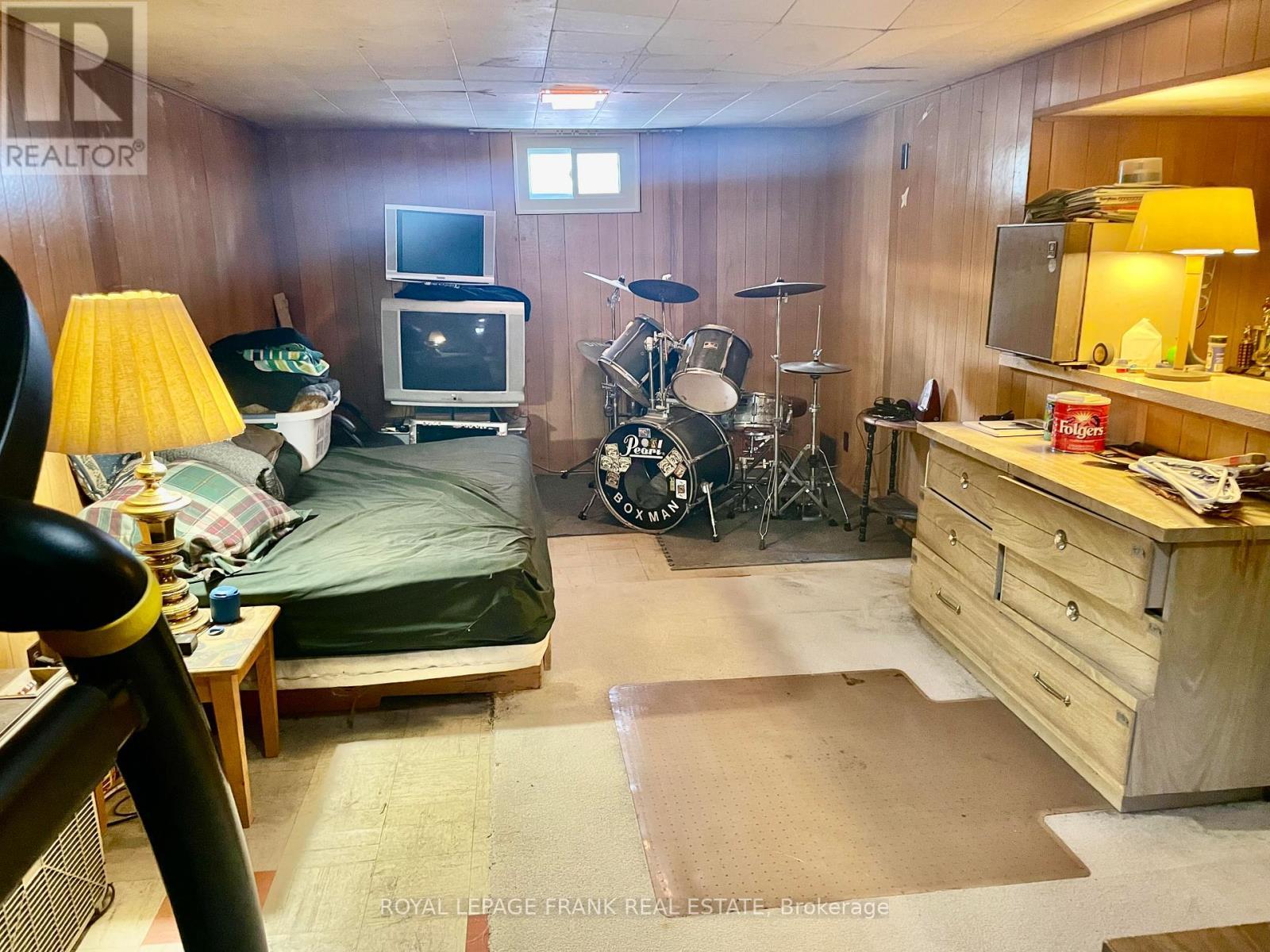 












541 MCKELLAR STREET

,
Peterborough (Otonabee Ward 1),




Ontario
K9J1R1

