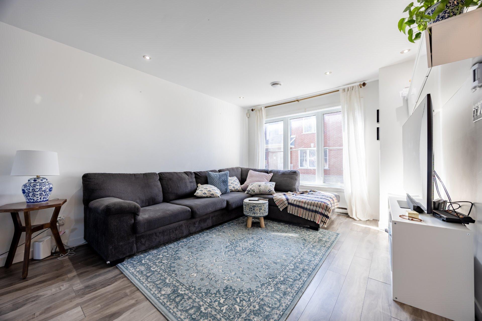 









6464


Rue Claudel

,
Brossard,




QC
J4Z0G8

