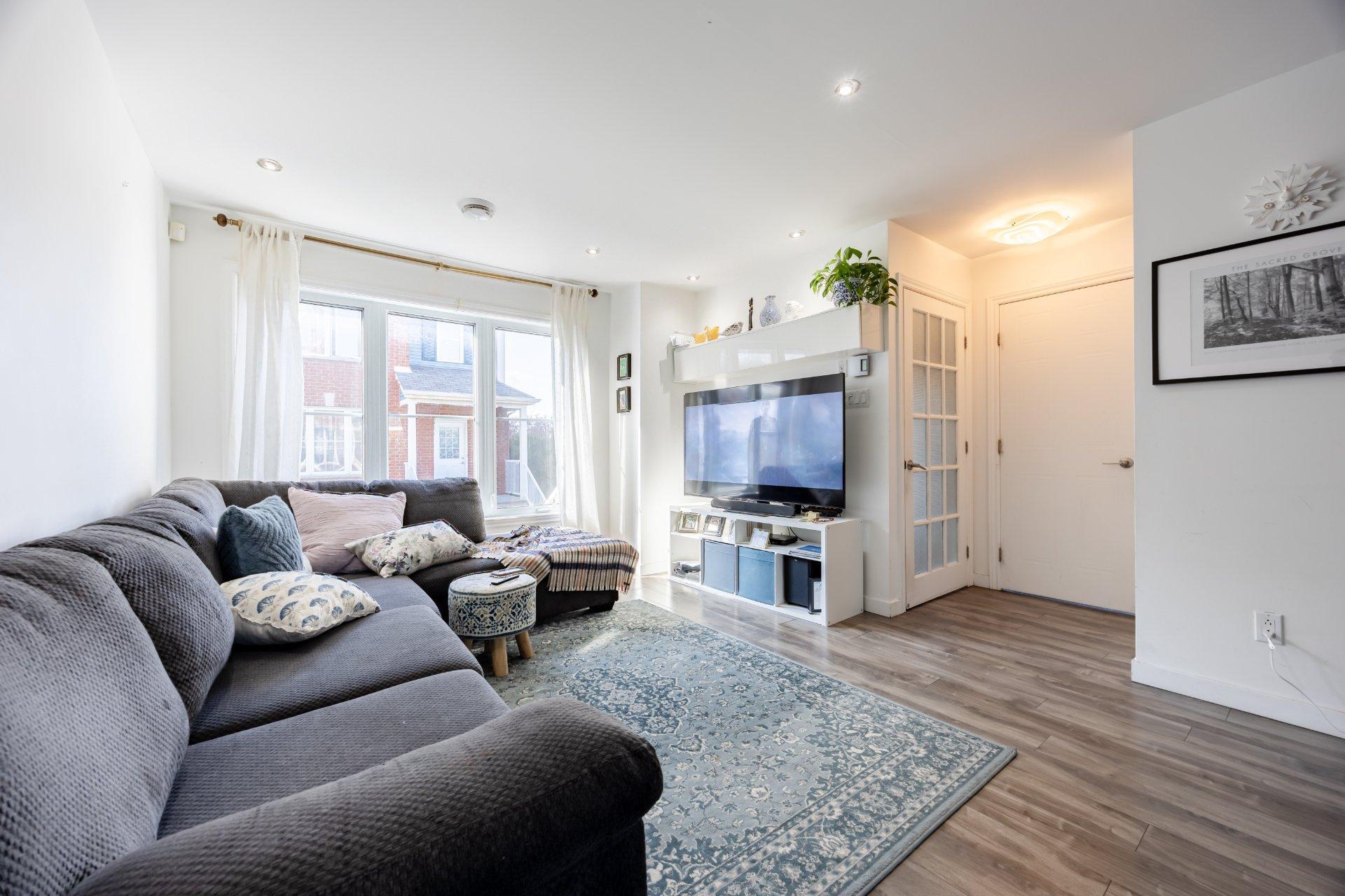 









6464


Rue Claudel

,
Brossard,




QC
J4Z0G8

