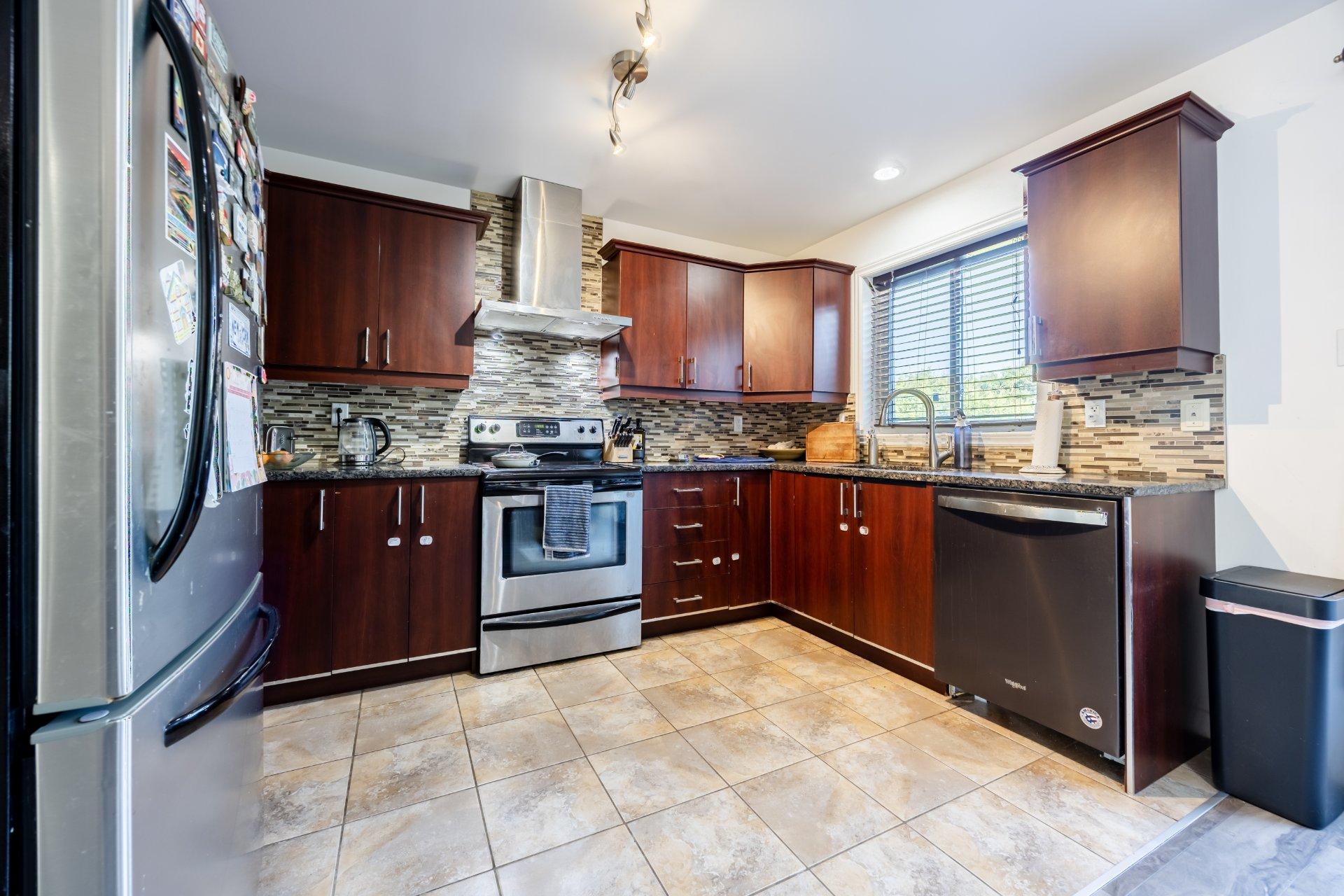 









6464


Rue Claudel

,
Brossard,




QC
J4Z0G8

