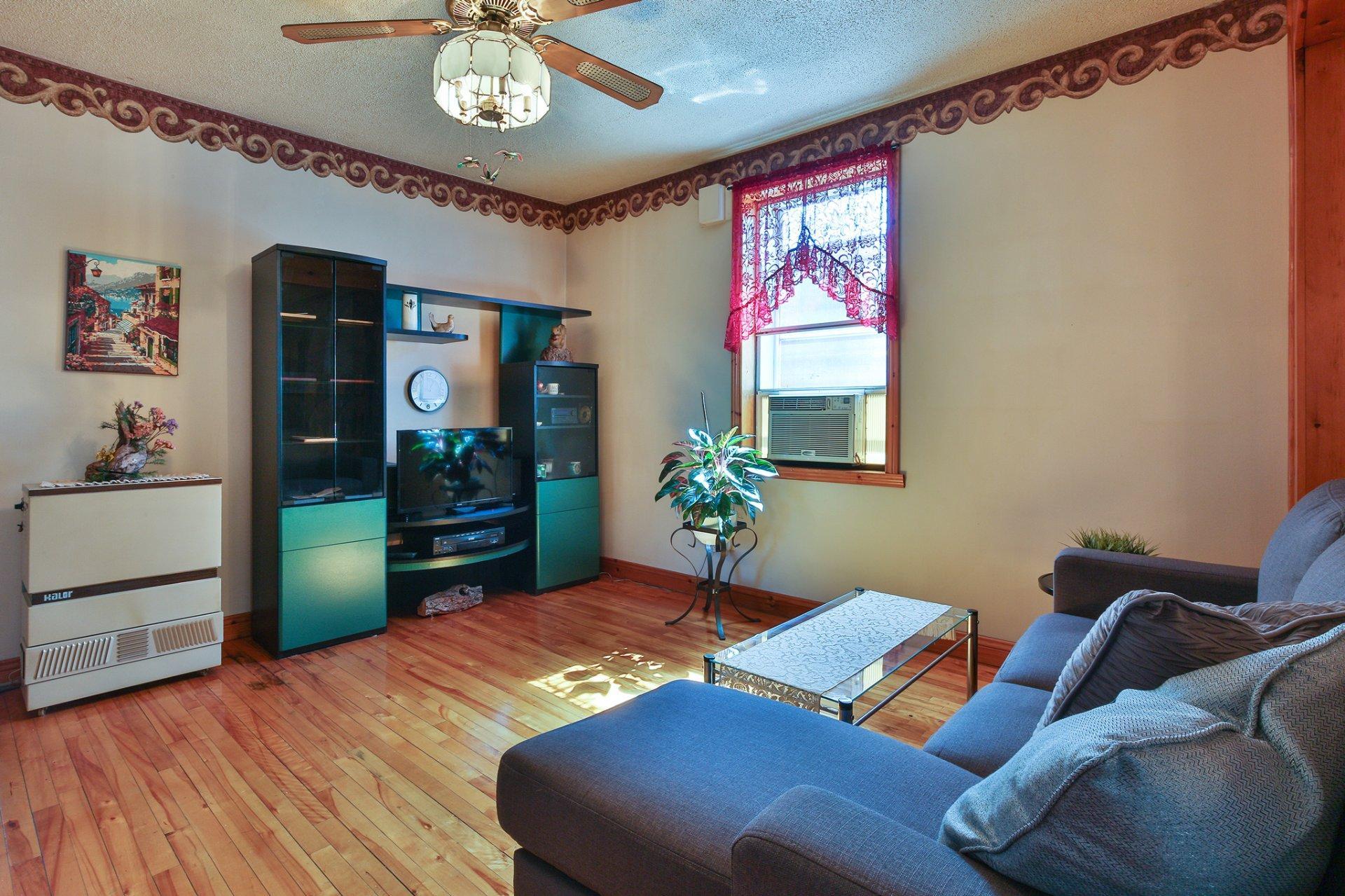 









5400

 - 5402


Rue York

,
Montréal (Le Sud-Ouest),




QC
H4E4E3

