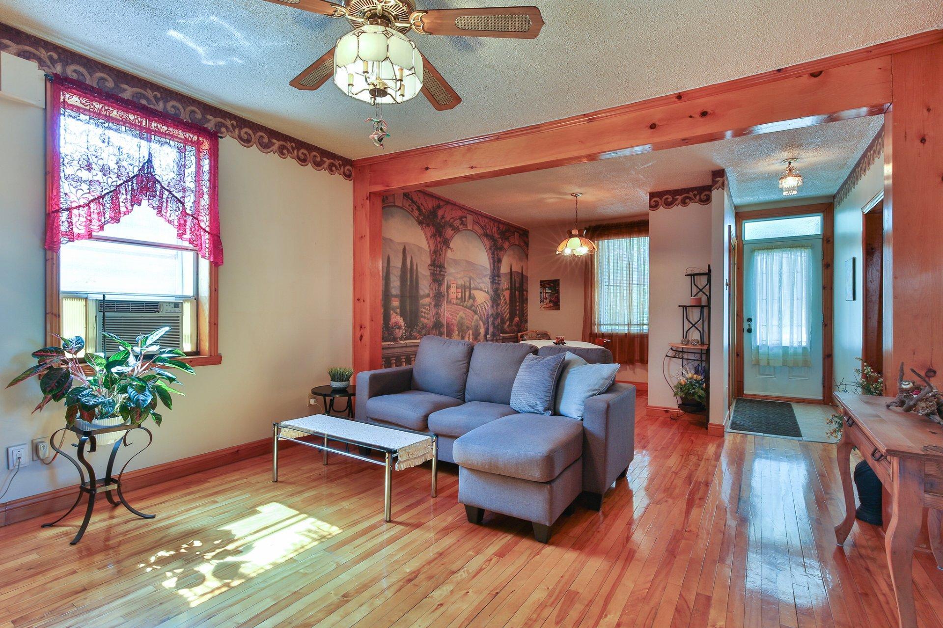 









5400

 - 5402


Rue York

,
Montréal (Le Sud-Ouest),




QC
H4E4E3

