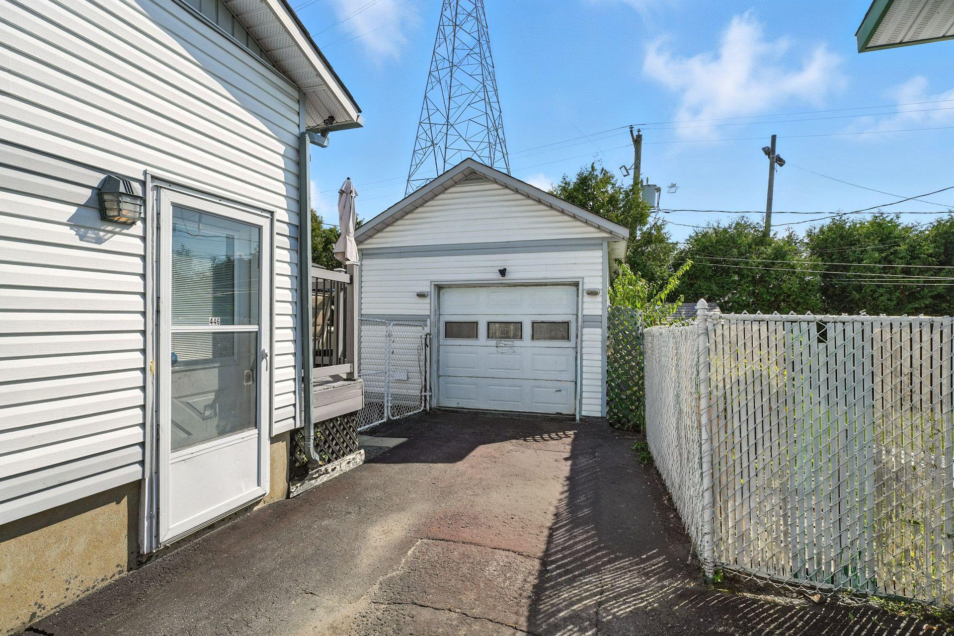 









446


Rue Duquette O.

,
Gatineau (Gatineau),




QC
J8P3A9

