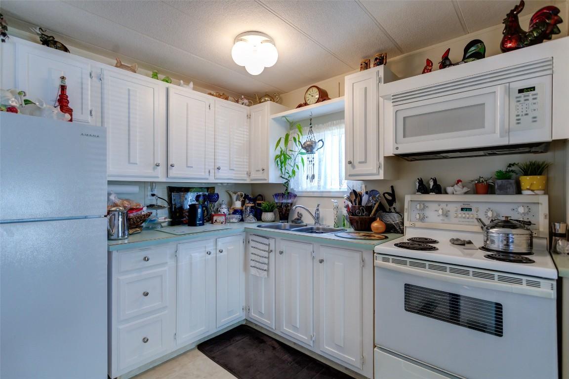 









6711


97

Highway, 13,
Peachland,




BC
V0H 1X9

