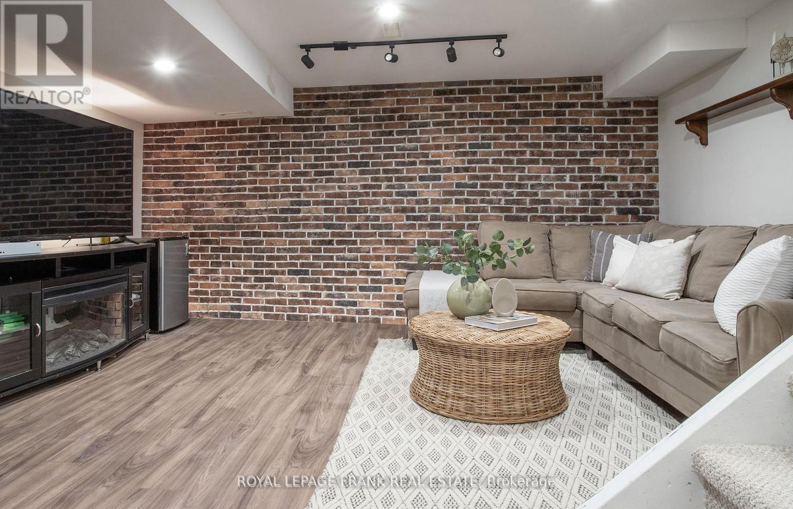 












22 WINDHAM CRESCENT

,
Clarington (Courtice),




Ontario
L1E1Y7

