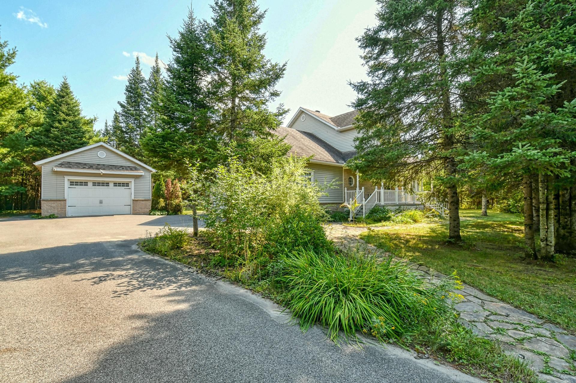 









465


Rue des Lilas

,
Sainte-Adèle,




QC
J8B0A1

