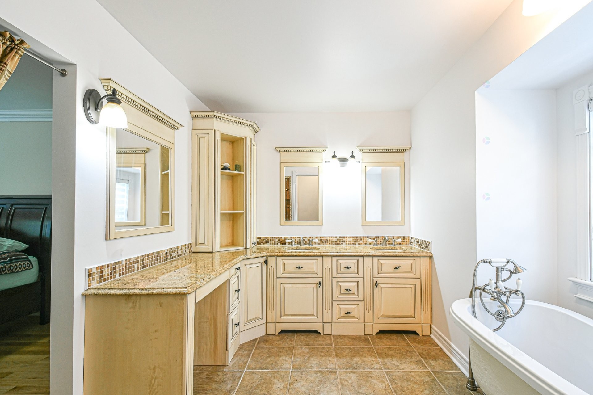 









465


Rue des Lilas

,
Sainte-Adèle,




QC
J8B0A1

