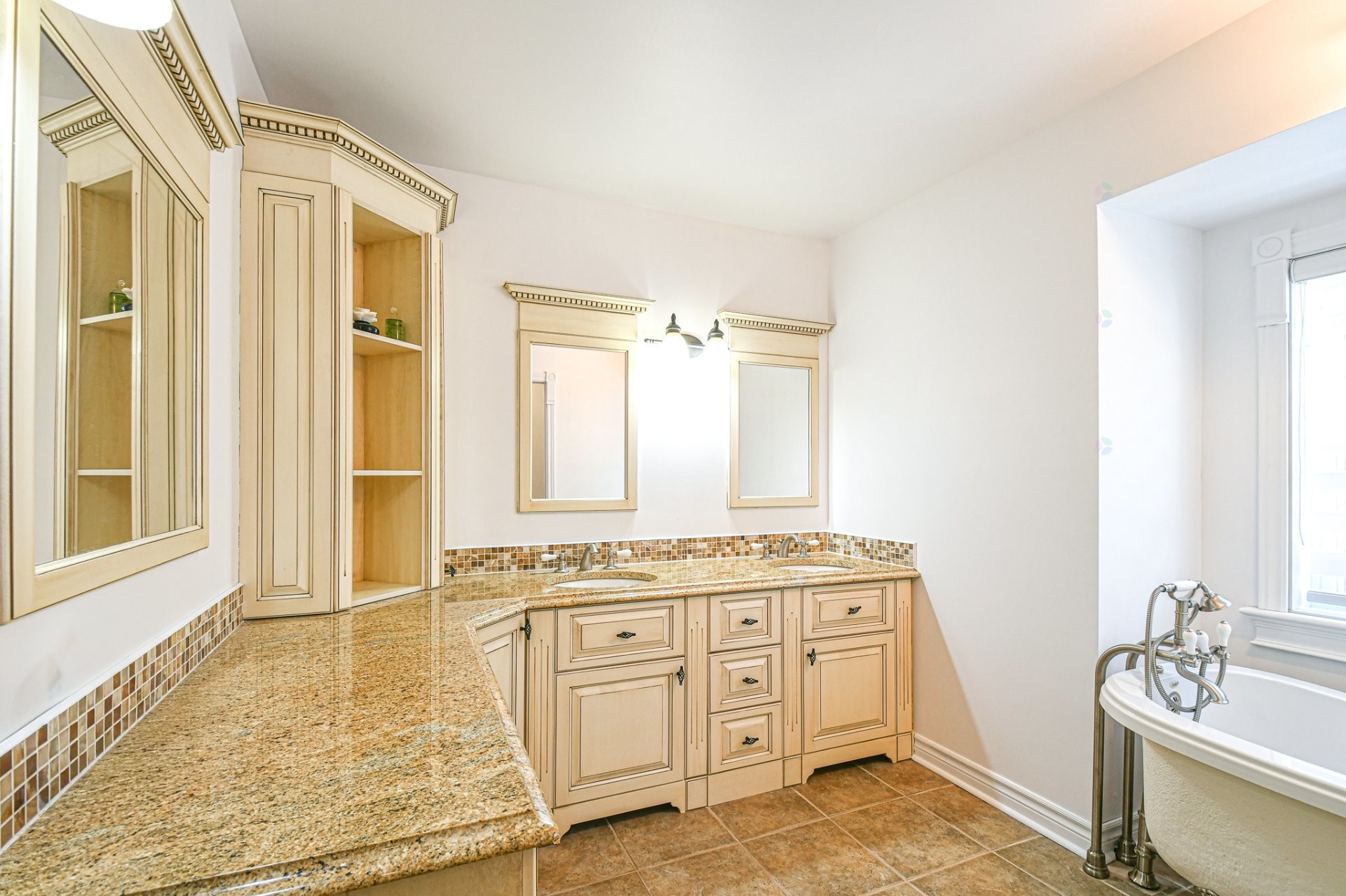 









465


Rue des Lilas

,
Sainte-Adèle,




QC
J8B0A1

