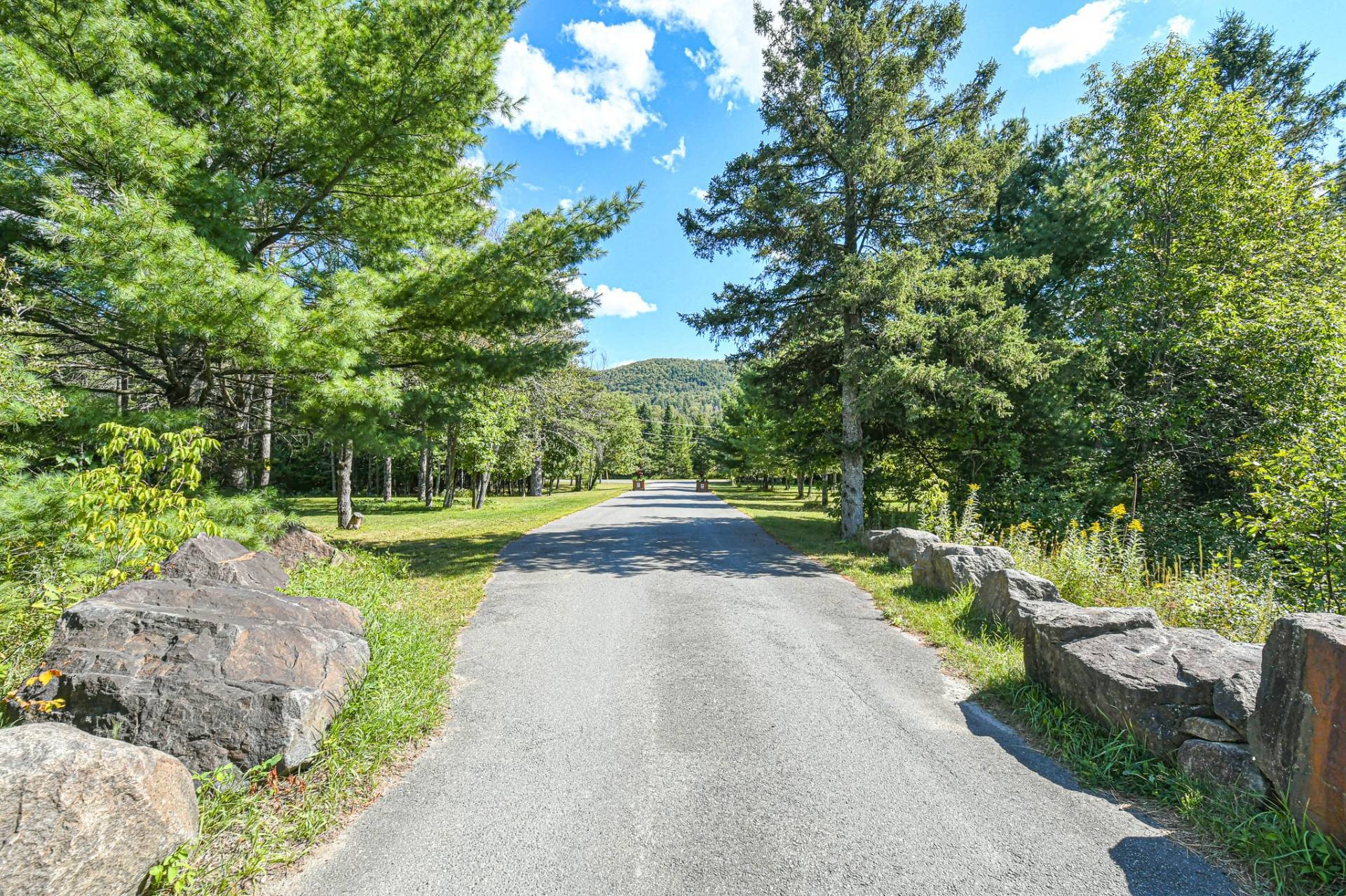 









465


Rue des Lilas

,
Sainte-Adèle,




QC
J8B0A1

