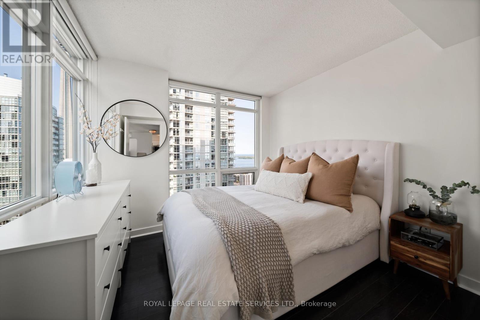












3906 - 11 BRUNEL COURT

,
Toronto,




Ontario
M5V3Y3

