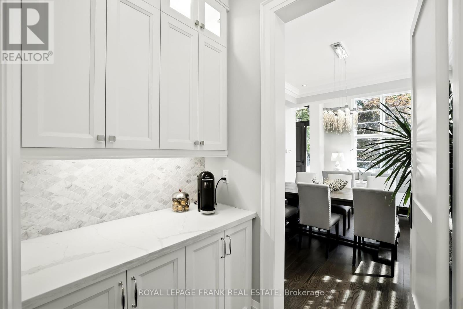 












52 WOOTTEN WAY N

,
Markham (Markham Village),




Ontario
L3P2Y4

